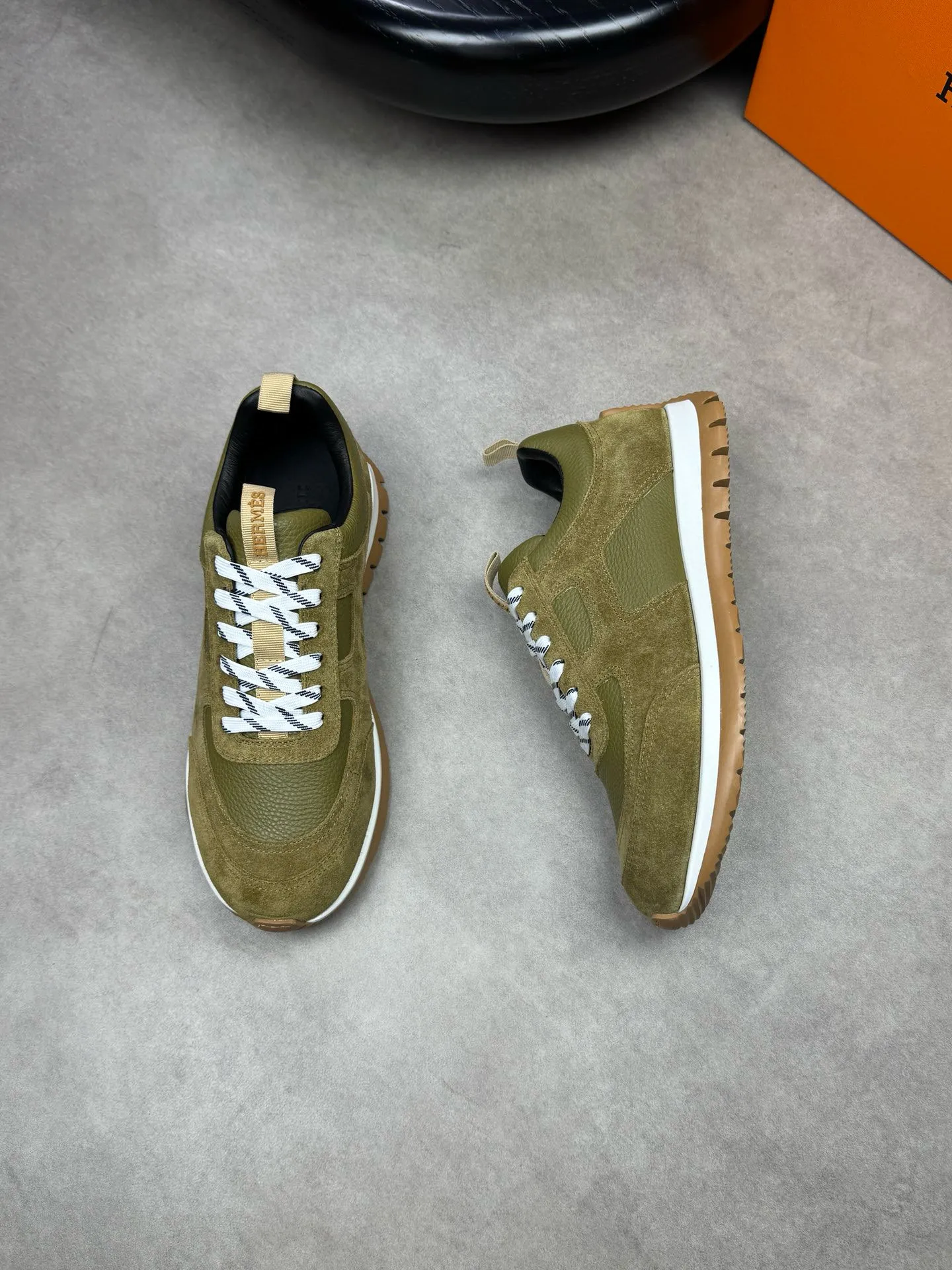[HERMES] Hermes men's shoes 💰: 800💰 - High-end quality original items 🔍🔍🔍 casual sports shoes - Upper: 🔝 pebbled calfskin, suede calfskin, shoe body forged ´H´ totem, tongue webbing injection molded brand logo - Lining: brand canvas, foot pads; water-dyed cowhide -Outsole: Ultra-light T men's shoes 💰U foam; two-color molded outsole -Ultra-high quality control and fine workmanship: highlighted (high-end, extravagance, grade) -Size: 38-44 (45, can be customized)